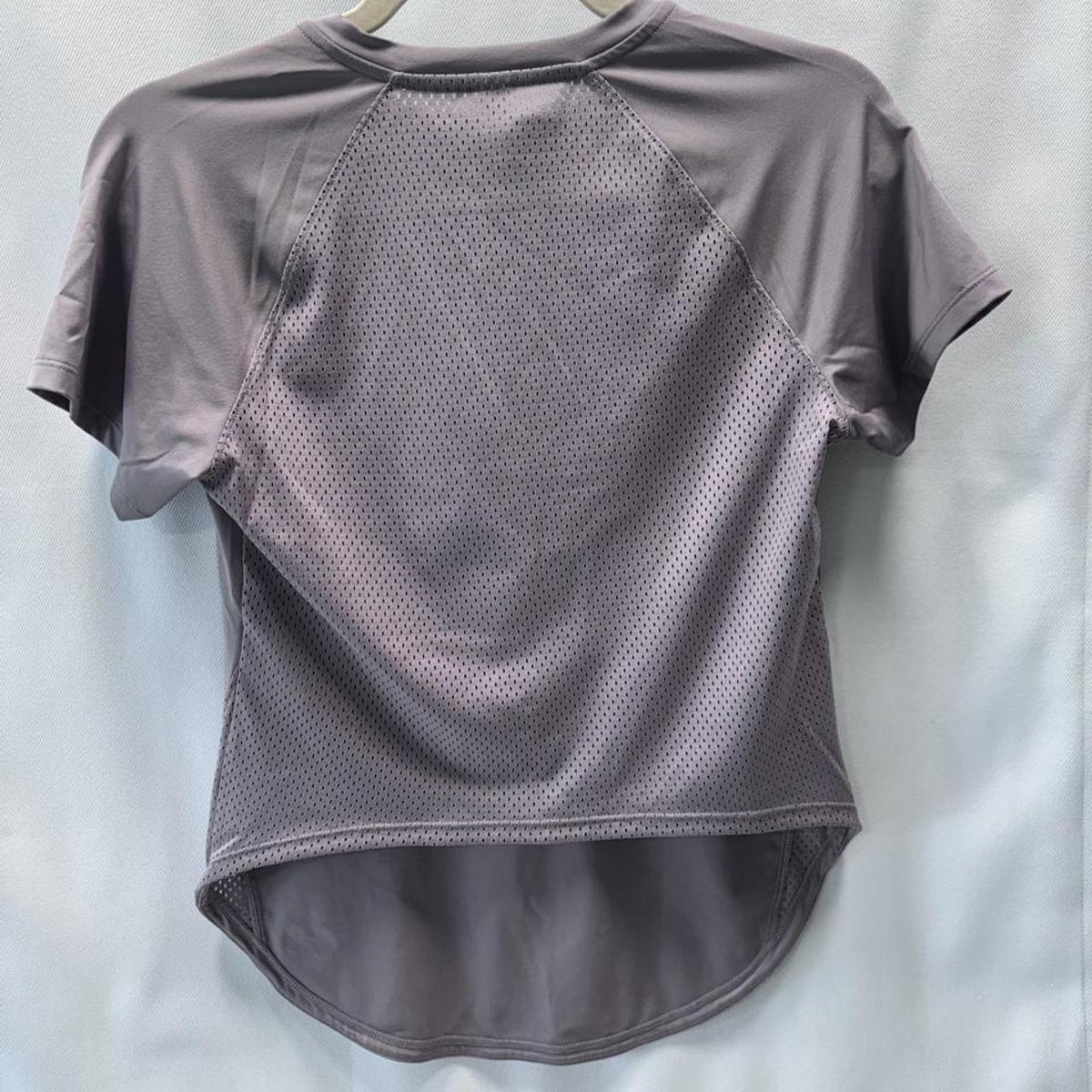 Under Armour HeatGear Mesh Back Fitted Workout Tee XS Gray Purple